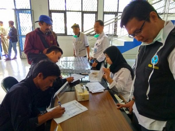 Sebanyak 176 calon Panwascam se-Kab Bandung mengikuti tes narkoba yang dilakukan BNN Jabar di Gedung Korpri Soreang, Senin (23/10/17). Panwaskab Bdg