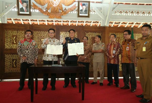 Wali Kota Bandung  M. Ridwan Kamil saat penandatanganan kerjasama antar daerah di Pendopo Kota Bandung, Senin (27/11/17).  by Humas Pemkot Bdg