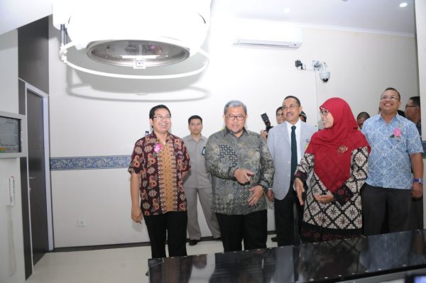 Gubernur Jabar Ahmad Heryawan melihat fasilitas Pusat Pelayanan Kanker RSUD Al Ihsan, Baleendah, Kab Bandung, Kamis (30/11). by Humas Pemprov Jabar