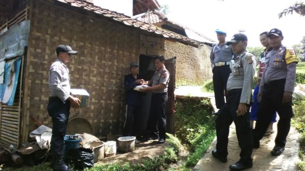 Kapolsek Ibun Iptu Asep Dedi memberi bantuan paket sembako kepada seorang pemulung bernama Eneb (69), warga Kp/Desa Cibeet RT 03/03 Kecamatan Ibun, Kabupaten Bandung, Sabtu (16/12/17). by bb8