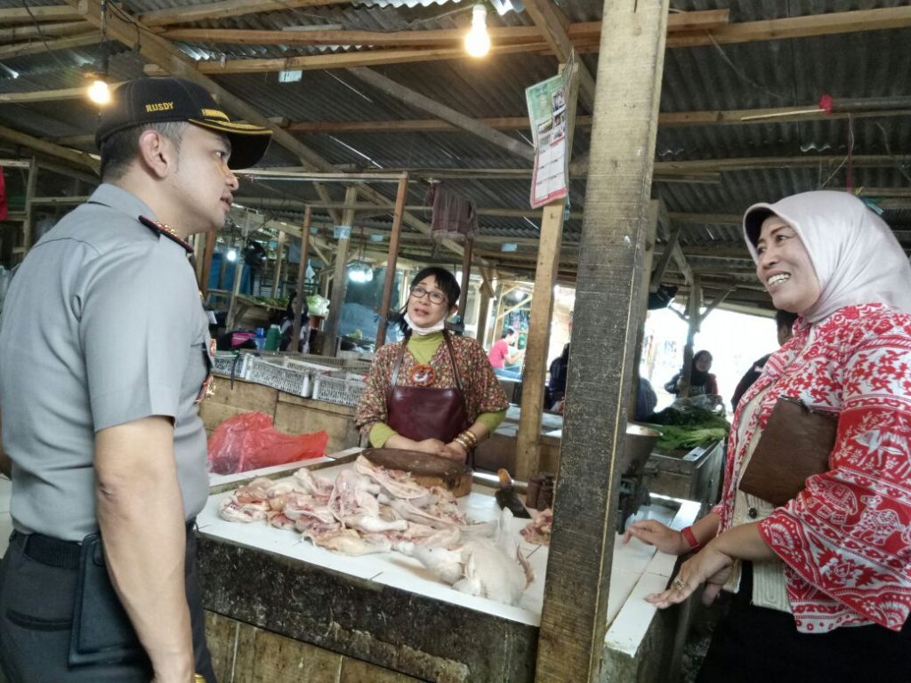 Polres Cimahi dan Tim Satgas Pangan KBB Pantau Pedagang Daging Ayam