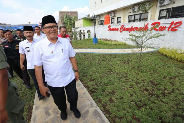 Wakil Wali Kota Bandung Oded M Danial meresmikan Taman Campernik RW 12 Gedebage Kel Cisaranten Kidul Kec Gedebage Kota Bandung, Selasa (16/2/18). by Humas Pemkot Bdg