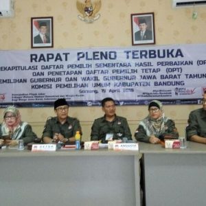 Rapat pleno terbuka Rekapitulasi Penetapan DPSHP dan DPT pada Pilgub Jabar 2018, di Bale Pinter Pemilu KPU Kab Bandung, Kamis (19/4/18). by KPU