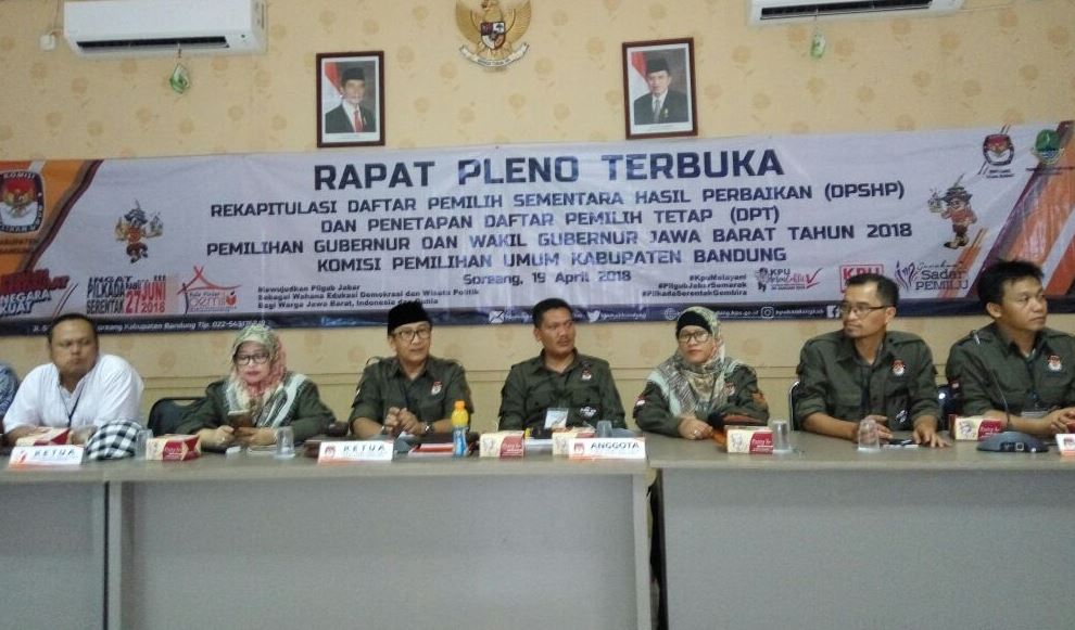 Rapat pleno terbuka Rekapitulasi Penetapan DPSHP dan DPT pada Pilgub Jabar 2018, di Bale Pinter Pemilu KPU Kab Bandung, Kamis (19/4/18). by KPU