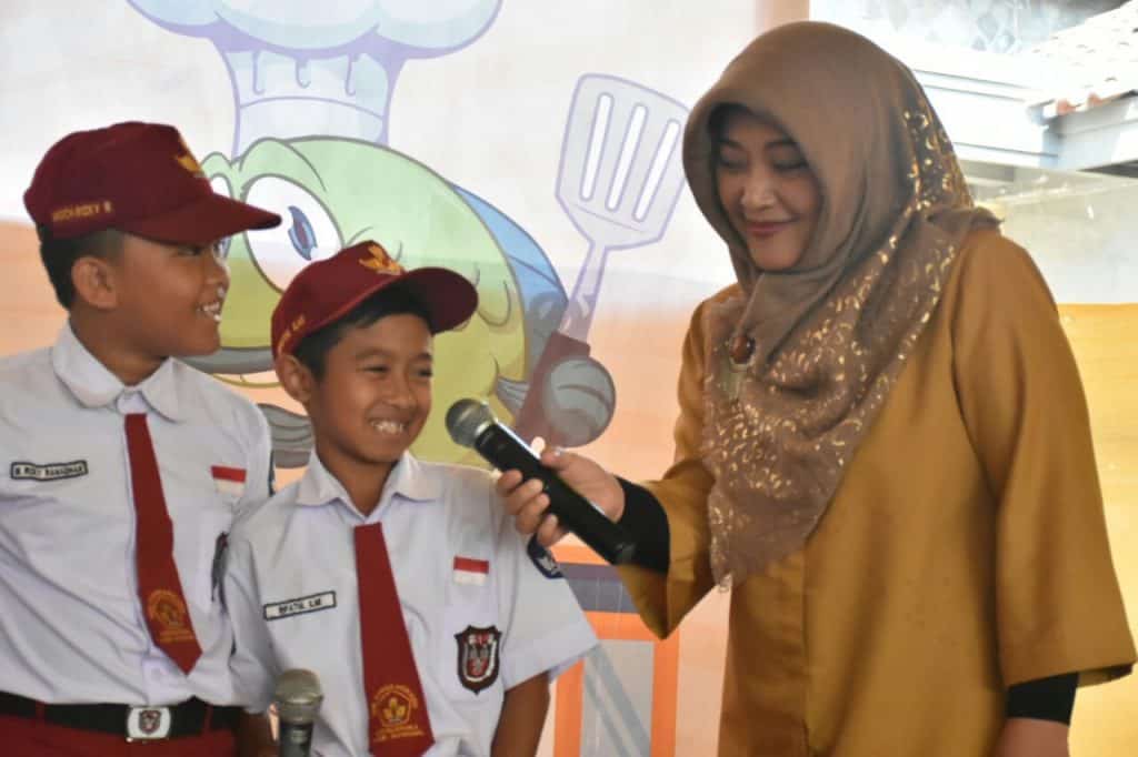 Pemkab Bandung Bagikan 8 Unit Gerobak Jajanan Sehat