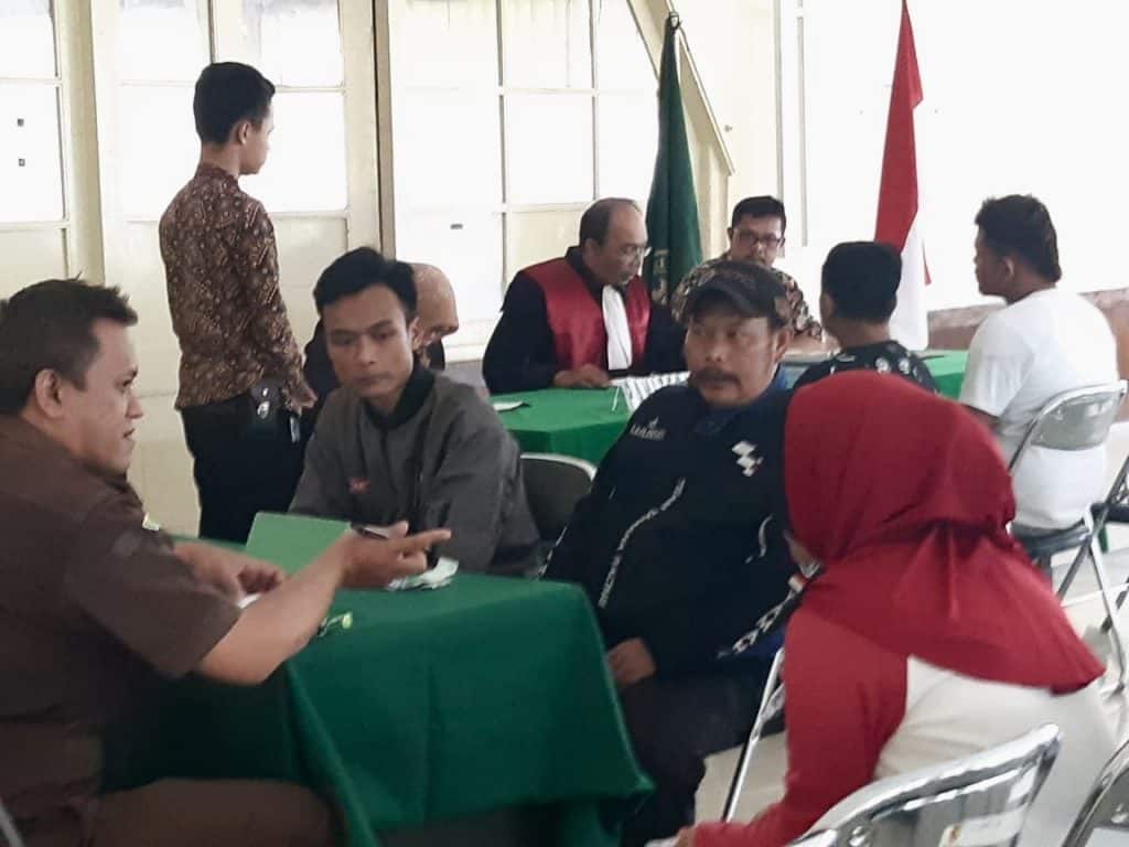 Satpol PP OTT Pembuang Sampah Sembarangan di Cicalengka