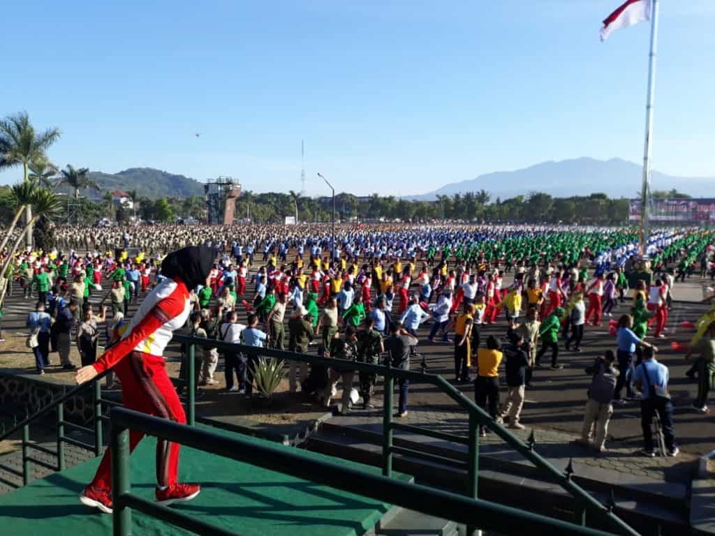 Gemuruh Senam Gemu Famire di Lapang Brigif 15 Kujang
