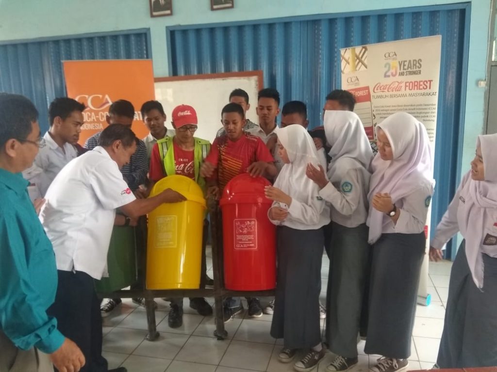 Coca-Cola Berbagi Momen Keceriaan di SMAN 1 Cikancung