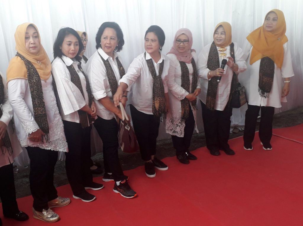 Pakai Sneakers, Iriana Jokowi Sosialisasi Kanker Serviks di Kahatex