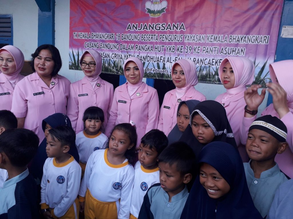 Para Anak Yatim Ini Bikin Polwan Polres Bandung Menangis