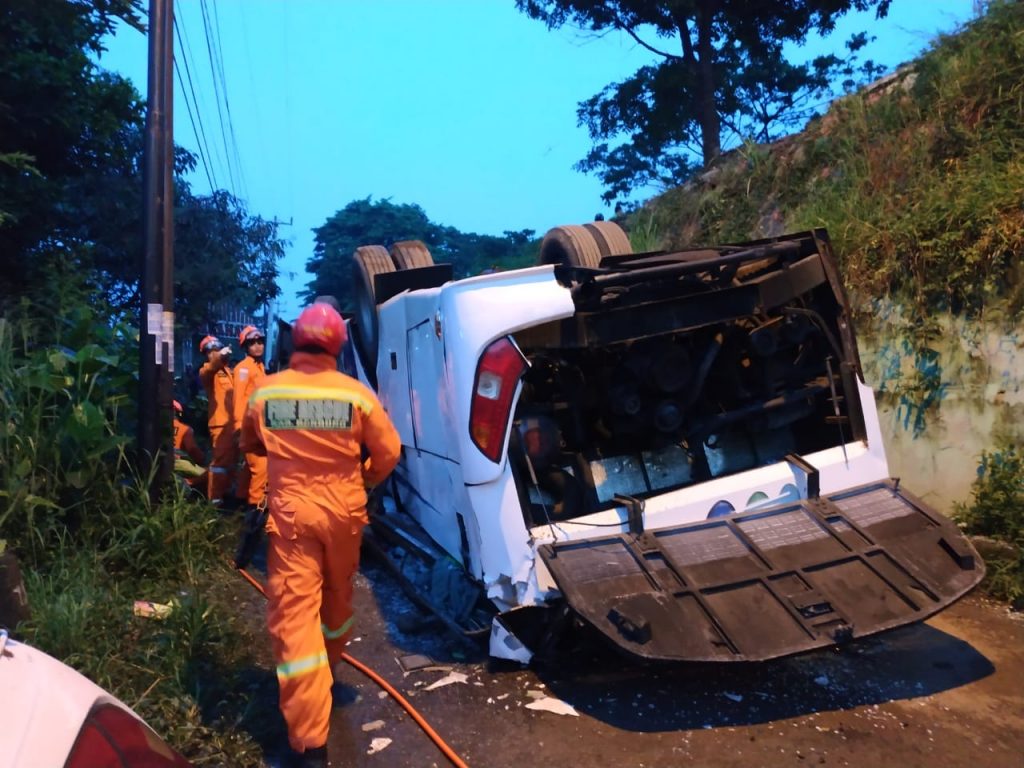 Bus Kramatjati Terjun 10 Meter, 2 Penumpang Tewas