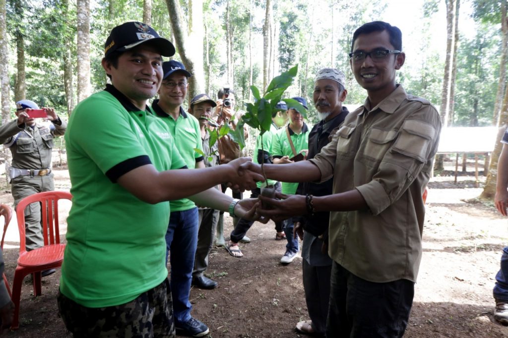 LEN Industri Tanam 15 Ribu Bibit Kopi di Pasirjambu