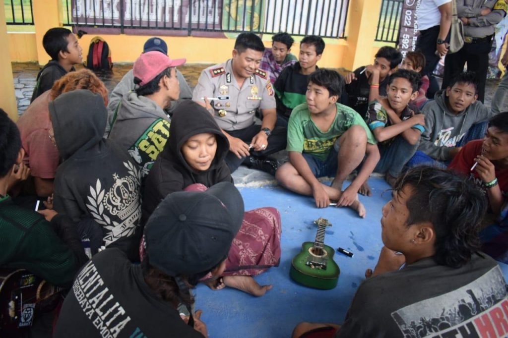 Polres Bandung Sediakan Puluhan Tenda dan Makanan Bagi Para Bonek