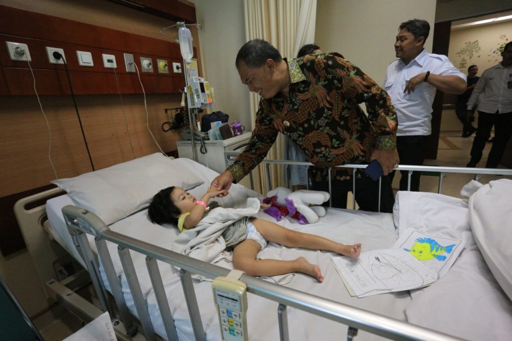 Jenguk Anak Penderita Pneumonia, Oded Minta Warga Setop Bakar Sampah