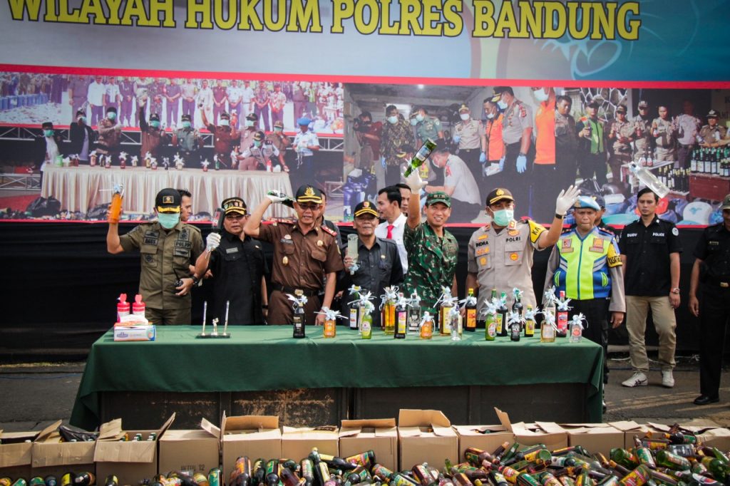 Pemkab dan Polres Bandung Musnahkan 38.500 Botol Miras