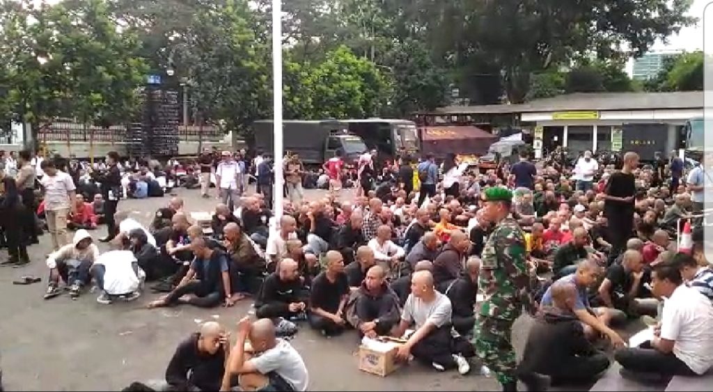 Susupi Aksi Buruh, Polisi Amankan Ratusan Orang Berbaju Hitam