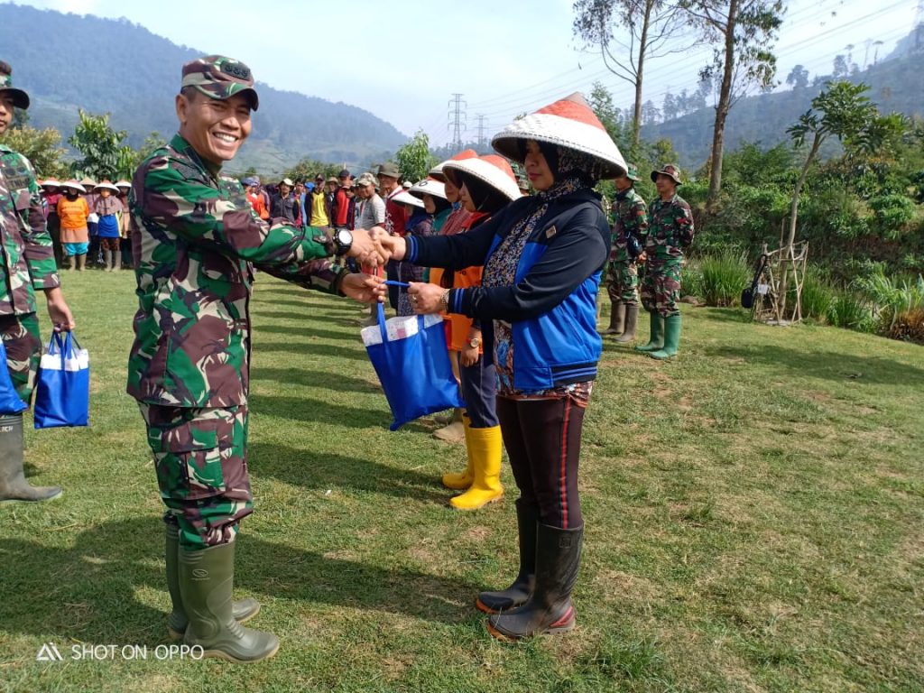 Dansektor Pembibitan Bagikan Bingkisan Lebaran Kepada Petani Penggarap dan Warga