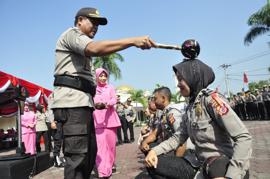Personel Polres Bandung Disiram Air Kembang