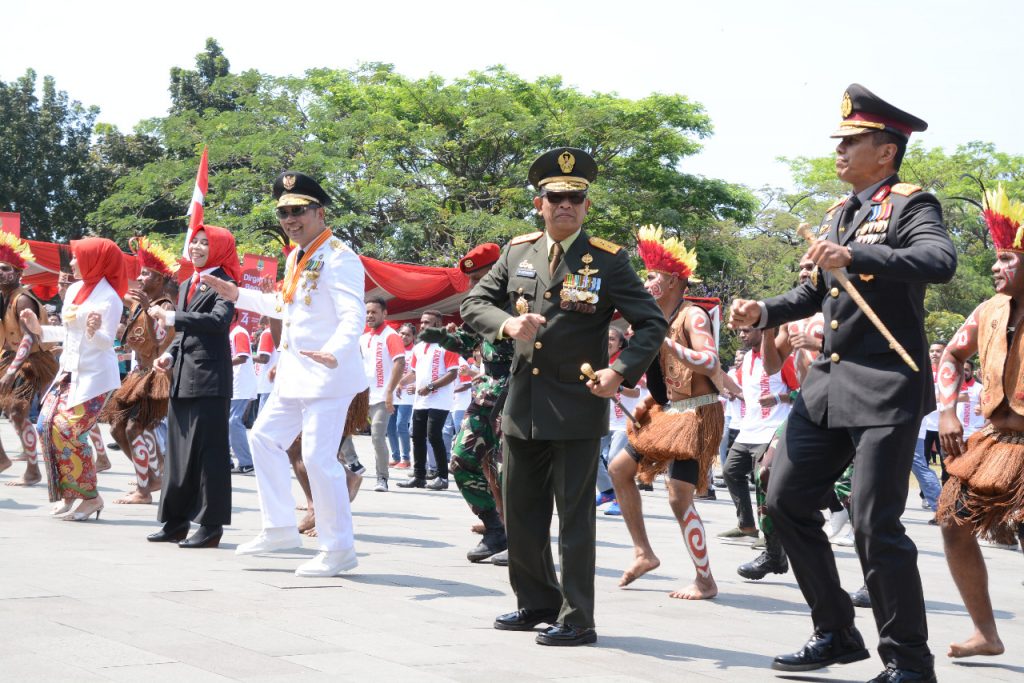 Ketika Muspida Jabar Menari Sajojo Bersama 100 Warga Papua