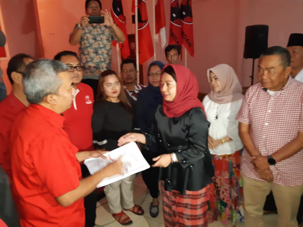 Yena Iskandar Balonbup Pertama Serahkan Formulir Pendaftraran