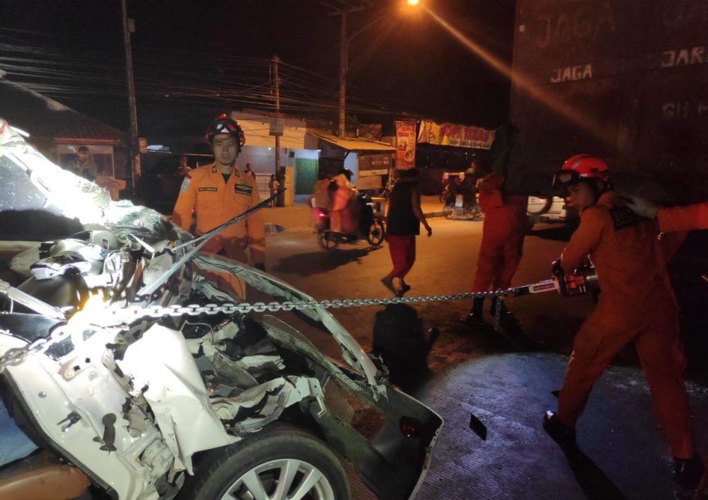 Basarnas Bandung Evakuasi Supir Mobil Tewas Terjepit