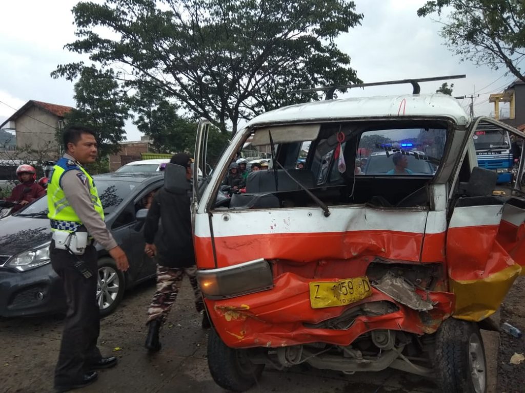 Tabrakan Beruntun Akibat Angkot Lawan Arus, 1 MD