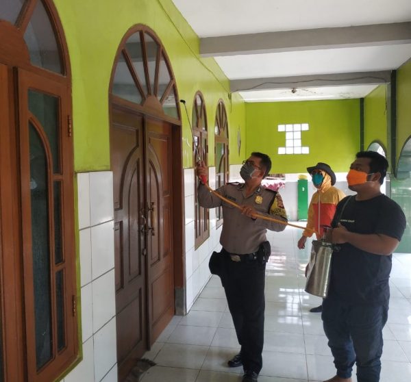 Polsek Dayeuhkolot Semprot Disifektan di Masjid