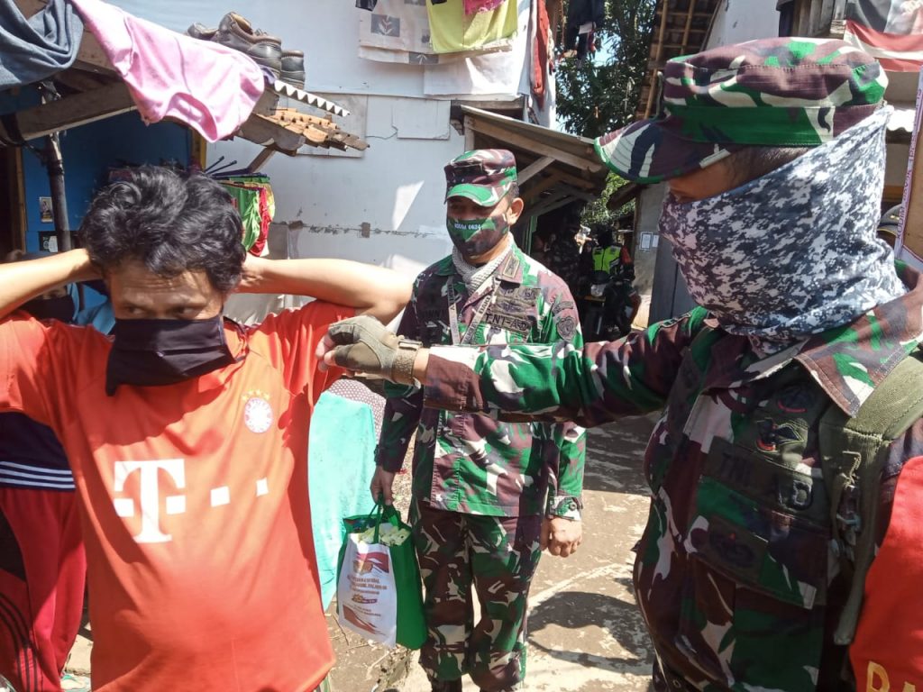 Dandim 0624/Kab Bandung Bagikan Ratusan Paket Sembako 