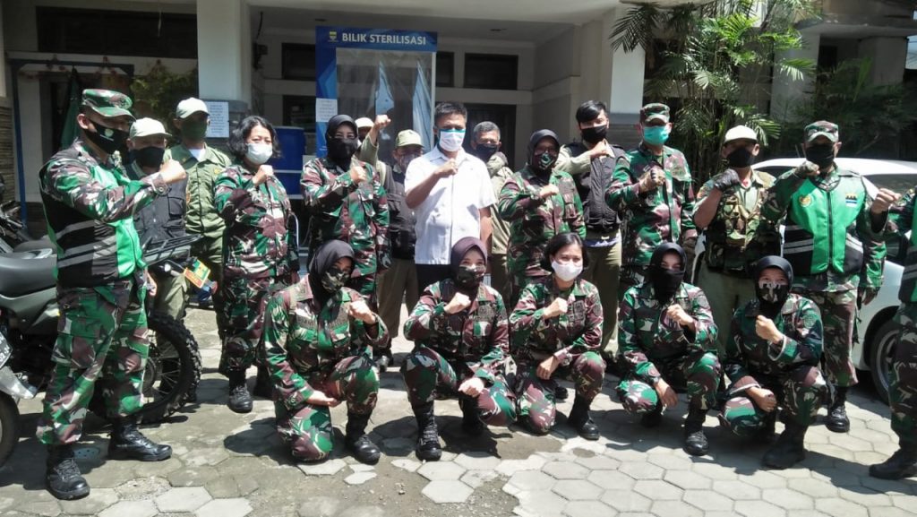 Srikandi Kodam III/Siliwangi Door to Door Bagikan Sembako 