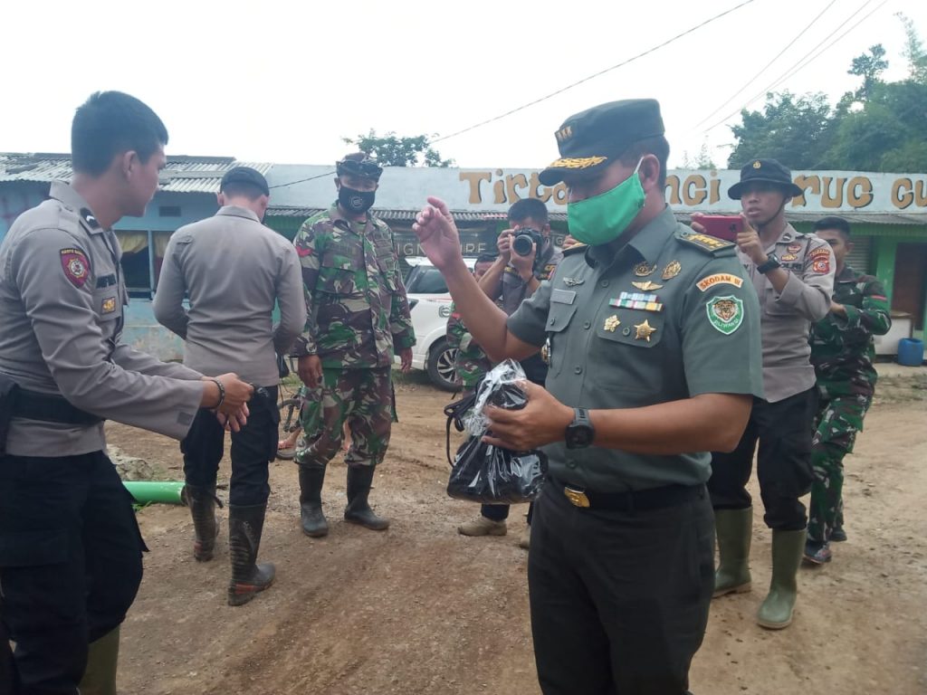 Aster Kasdam III Siliwangi Bagikan 2.000 Masker di Wilayah TMMD-107 Ciparay