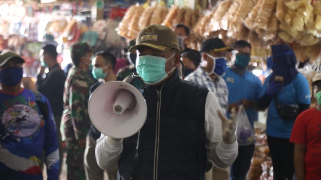 Gunakan Toa, Bupati KBB Himbau Pengunjung Pasar Jaga Jarak