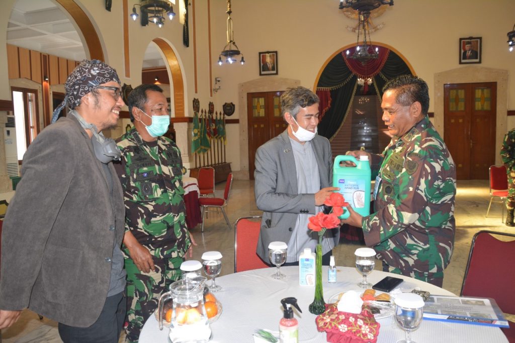 Pangdam III/Siliwangi Terima Bantuan Hand Sanitizer