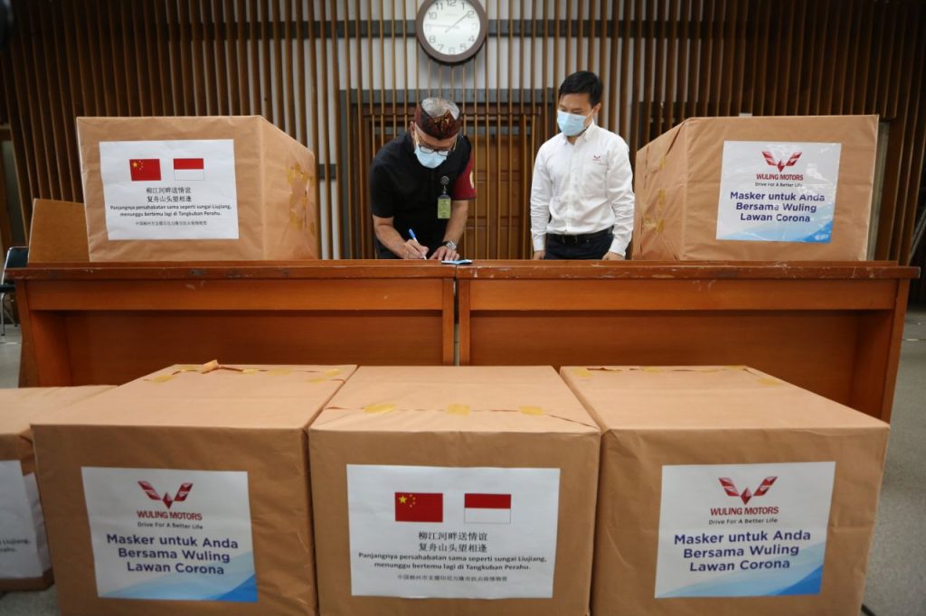 Pemkot Bandung Terima 10 Ribu Masker dari Wuling