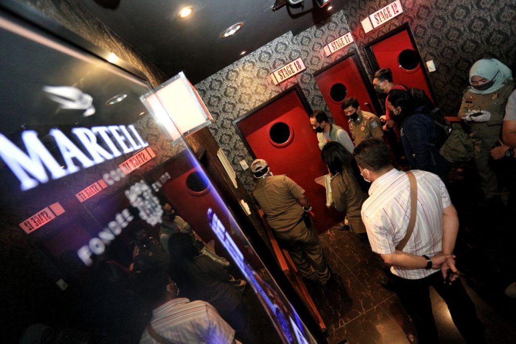 Nekad Buka di Tengah Wabah, Satpol PP Segel Tempat Karaoke