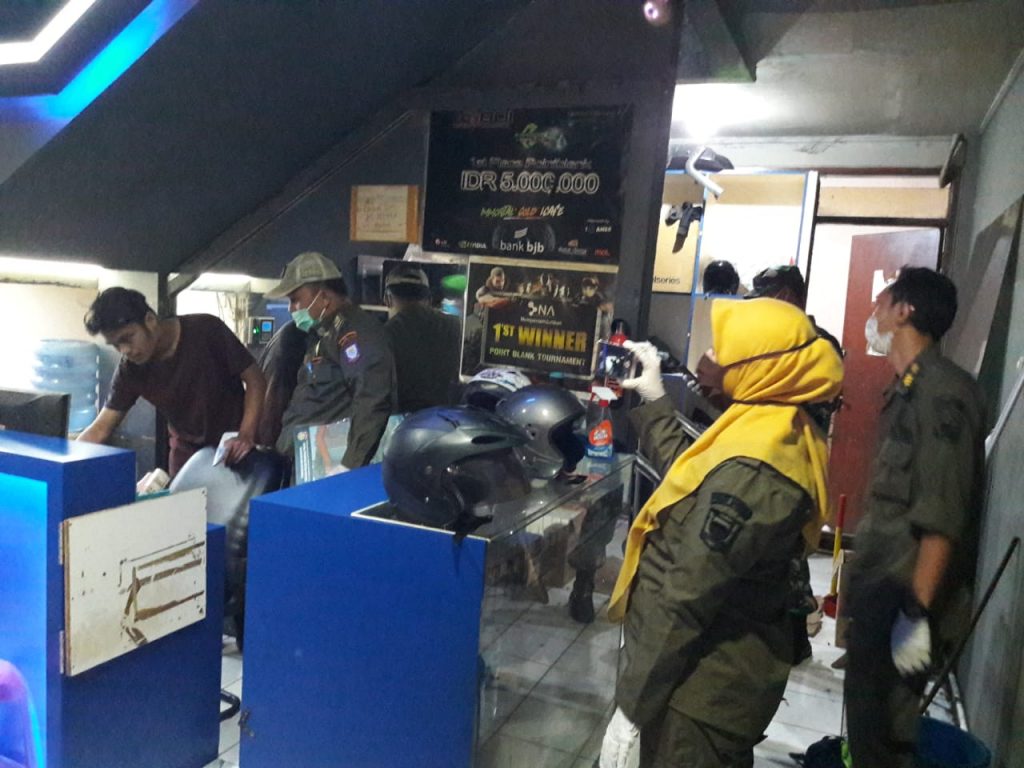 Membandel Tetap Buka, Satpol PP Bubarkan Warnet