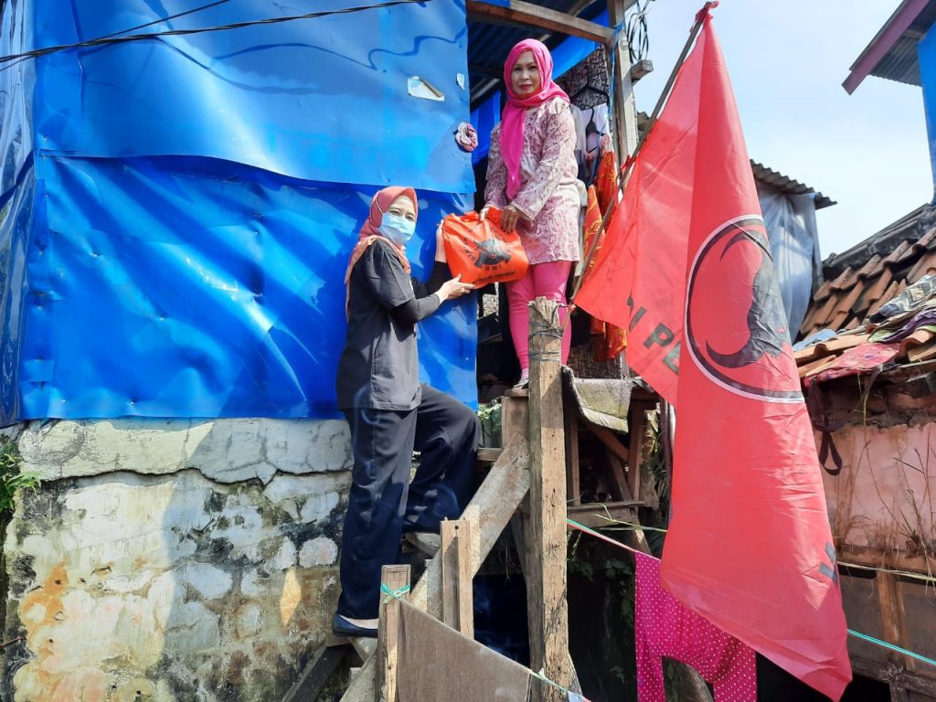 BMI Jabar Door to Door Bagikan Sembako ke Warga Terdampak Covid-19