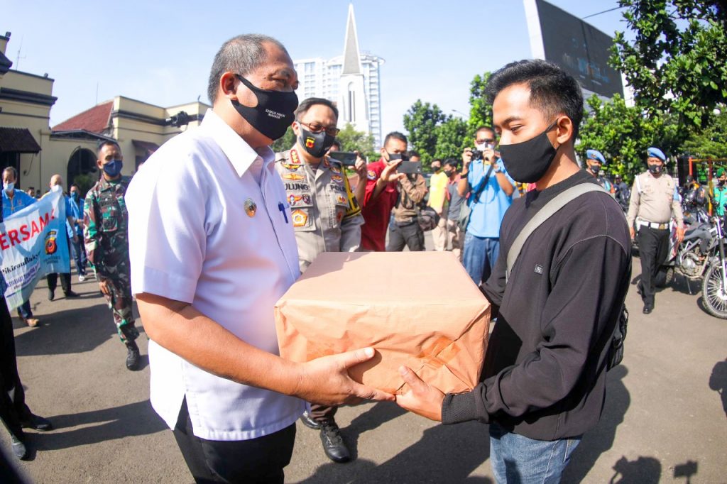 Hari Bhayangkara, 1.000 Paket Sembako Dibagikan untuk Warga Bandung dan Papua