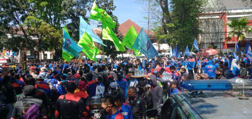 Ribuan Buruh Demo di PTUN Bandung