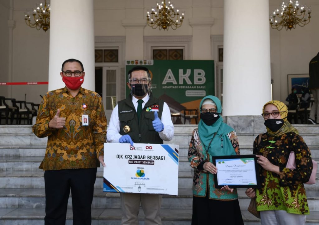 Pegawai OJK Jabar Salurkan Ratusan Paket Sembako