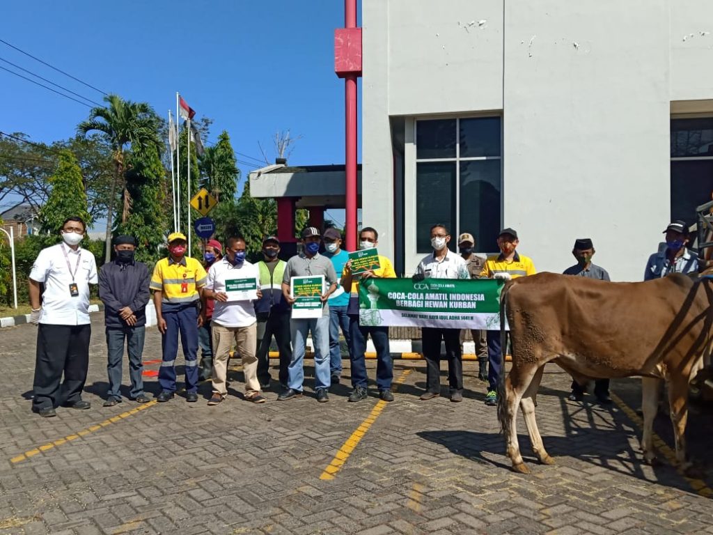 Coca-Cola Serahkan 3 Sapi dan 4 Domba untuk Warga Sekitar Cimanggung