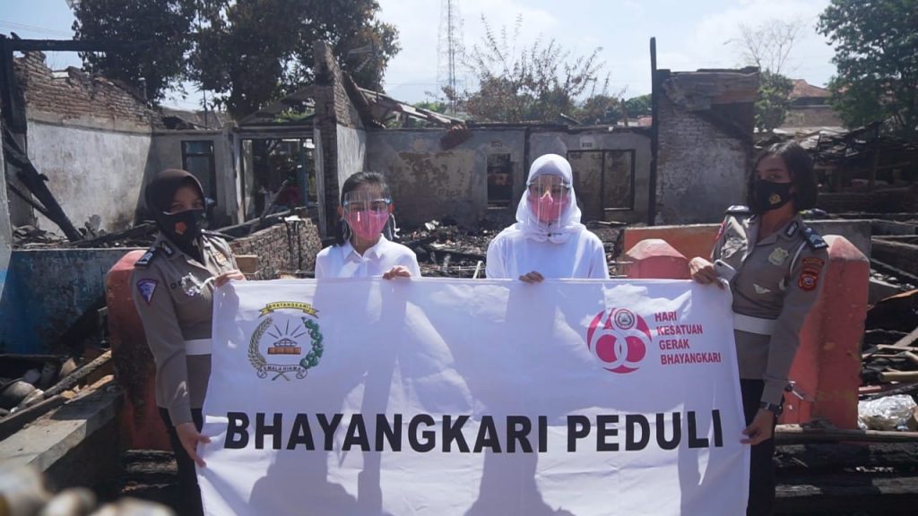 Kapolresta Bandung dan Bhayangkari Beri Bantuan Korban Kebakaran Cicalengka
