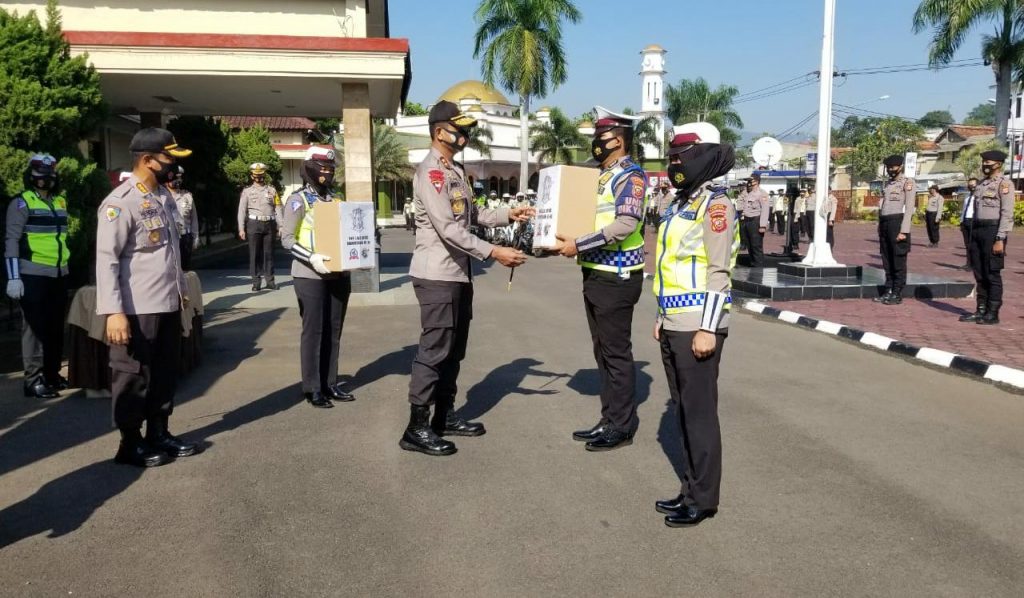Kapolda Jabar Tebar 500 Paket Bansos Bagi Masyarakat Kabupaten Bandung