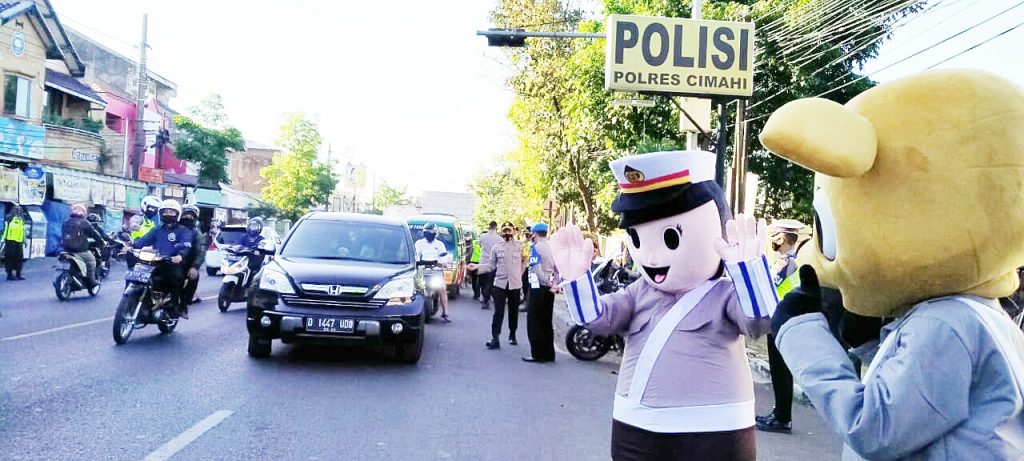 Polres Cimahi Hadirkan Badut Berkostum Aparat Saat Razia Masker