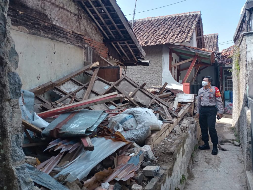 Kapolsek Baleendah Berikan Santuan Bagi Pemilik Rumah Roboh