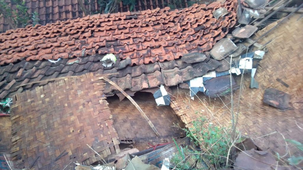 Tak Kunjung Dapat Rehab Rutilahu, Rumah Iin Keburu Ambruk