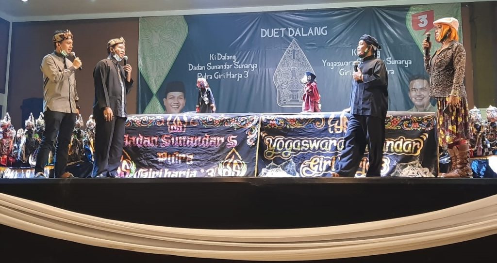 Paslon Bedas Gelar Pertunjukan Wayang Golek