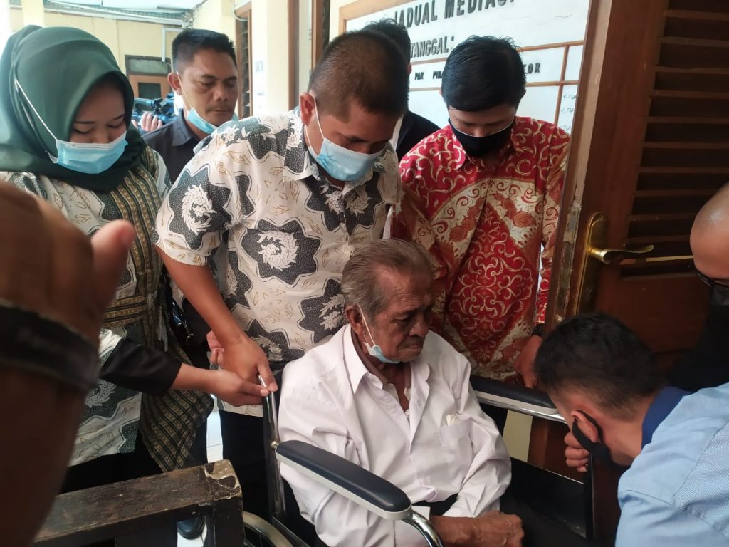 Anak-Ayah yang Berperkara di PN Bandung Berpelukan di Ruang Sidang