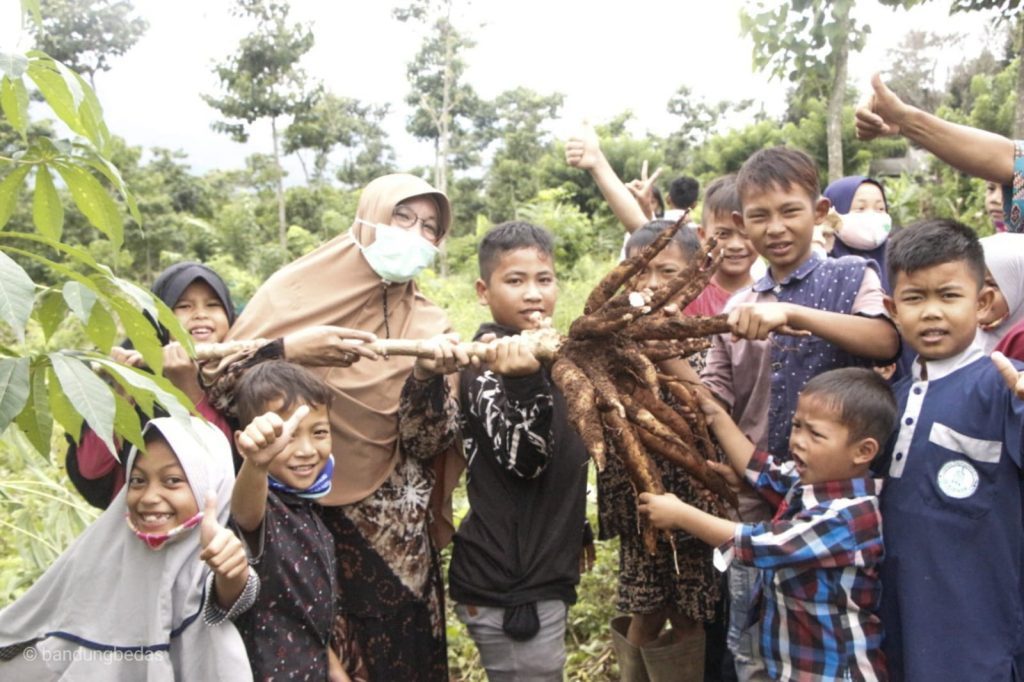 Istri Bupati Bandung Terpilih Beri Motivasi Anak untuk Bertani