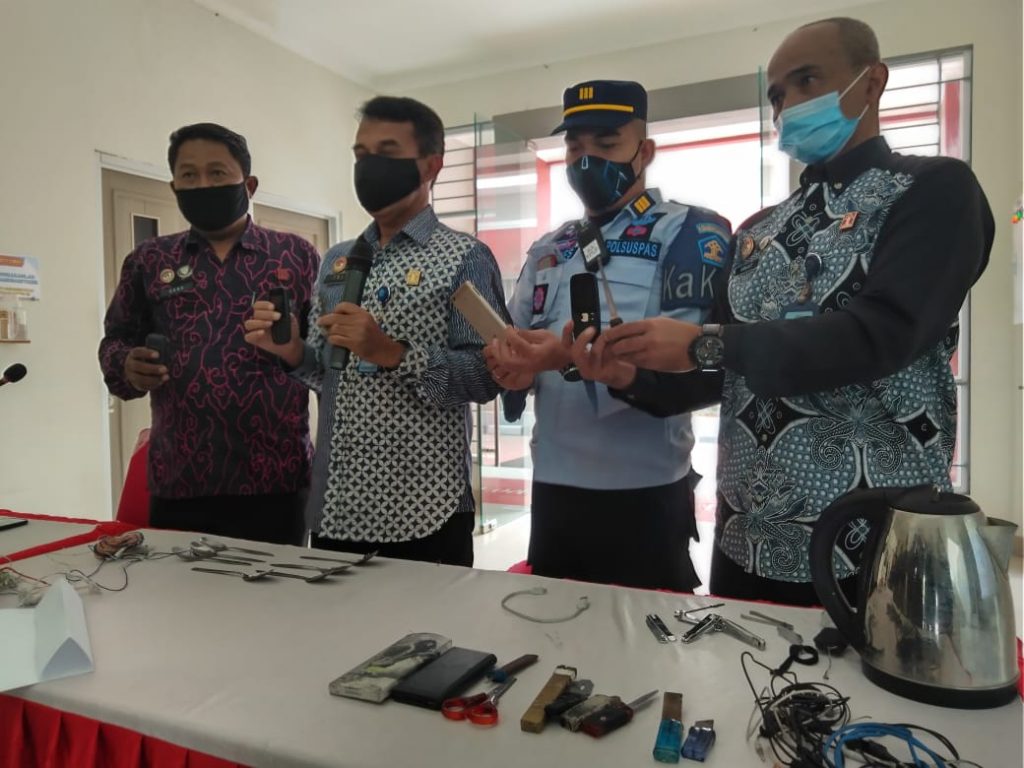 Lapas Banceuy Gelar Razia, 4 Sajam Buatan Warga Binaan Diamankan