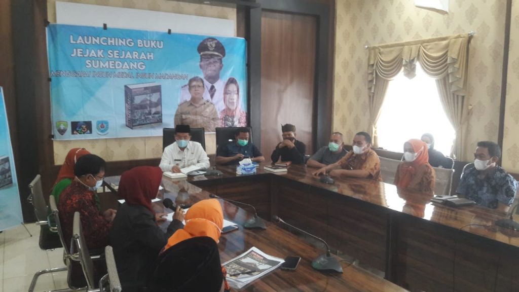 Guru SMAN Situraja Luncurkan Buku Sejarah Sumedang